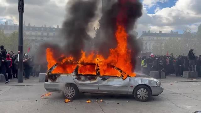 巴黎抗议者在街头纵火，焚烧了多辆汽车及其他杂物，火光和浓烟在市区蔓延