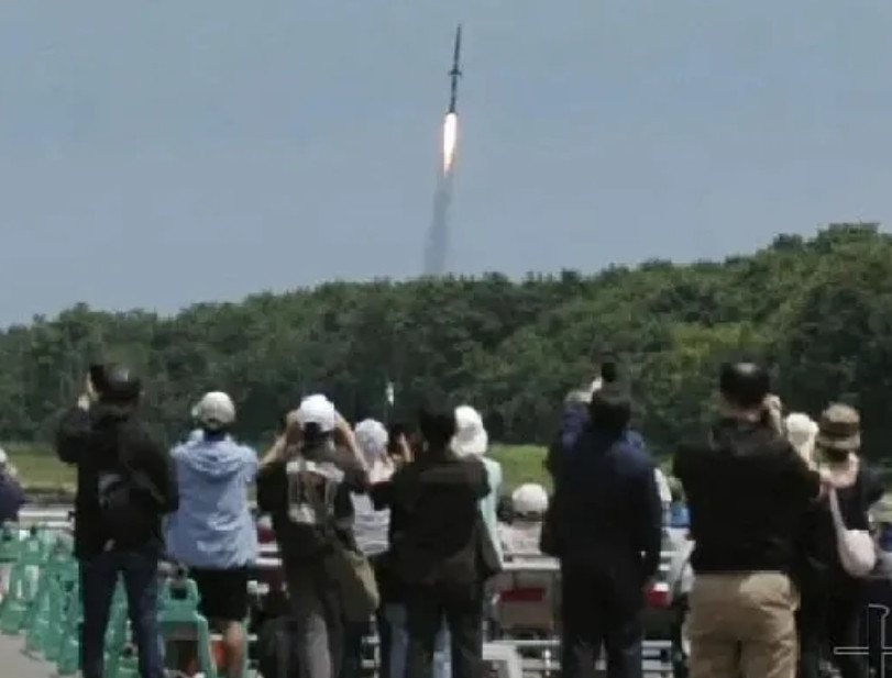 7月12日，日媒报道:“由台湾宇宙技术开发公司研制的火箭，周六中午点火升空，火箭