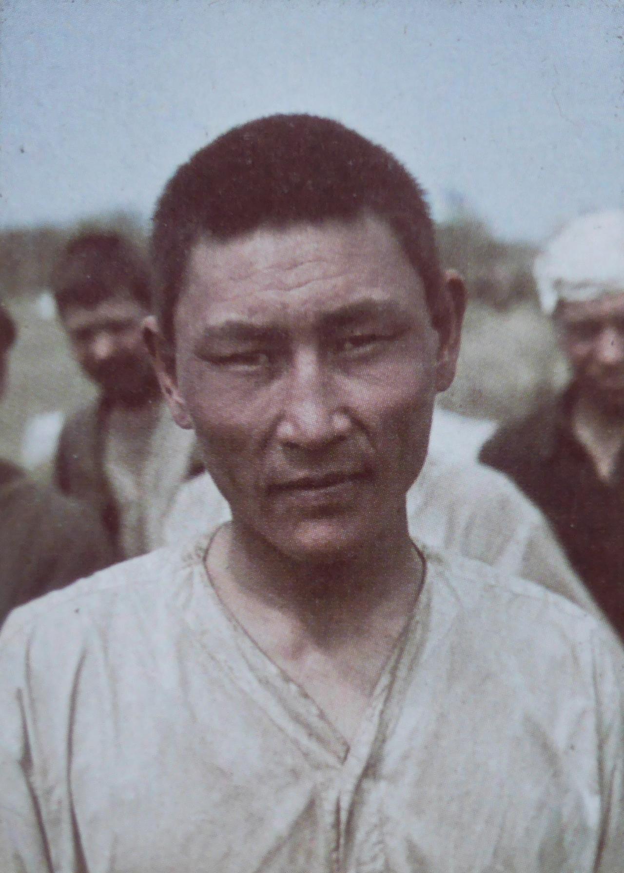 1941年7月，白俄罗斯。德军拍摄了一名苏军战俘的照片。画面里这位战士留着平头，