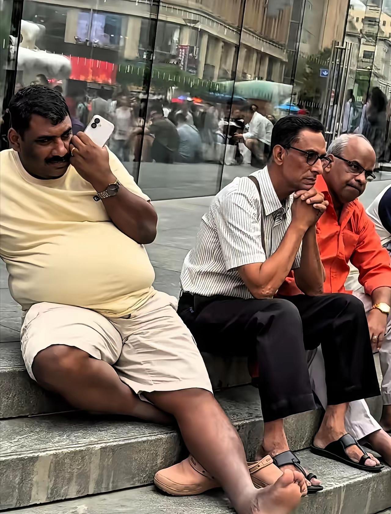 上海浦东机场，刚刚上演了一场现实版“此路不通”。上海浦东机场最近发生的这件事
