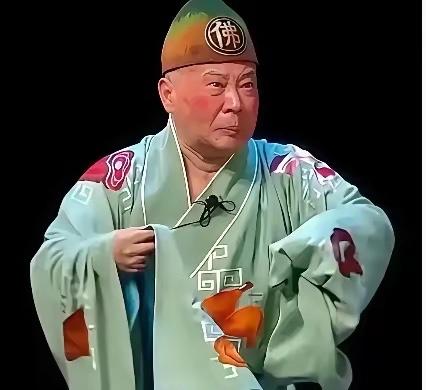 德云社一千多号人，年收入8.6个亿，相声市场占了八成。可郭德纲要改红歌那词的时