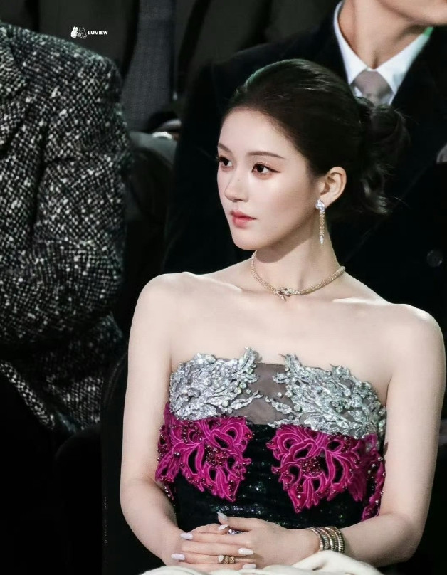 昨晚白鹿的待遇三部剧真的是白播了因为赵露思稳稳的坐在了星光大赏中心位置，压轴也