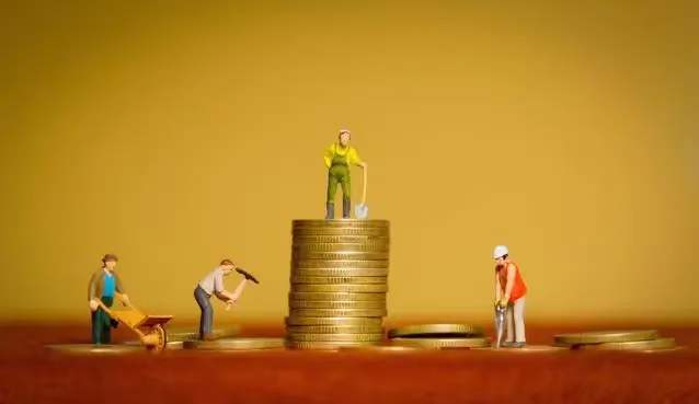 如果命局里财犯三刑，走财运时可能会因财坐牢。如果三刑再遇“魁罡”，可能会成为黑社