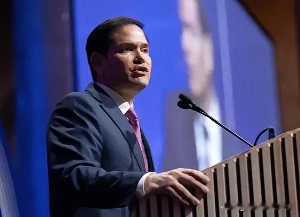 准备投降。下周，丹麦官员及格陵兰外交大臣薇薇安•莫茨费尔特将拜见美国国务卿鲁比奥