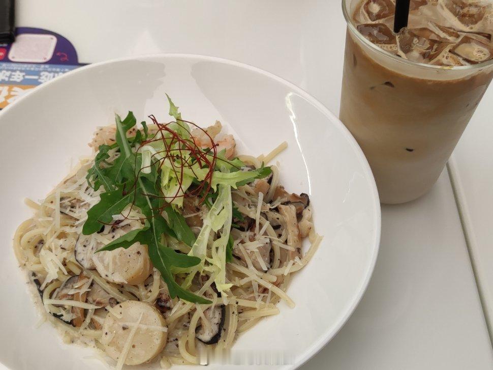 Dlight简法，一家在广州磨碟沙大厂区的简餐店。周末一些店关门，这家营业但没有