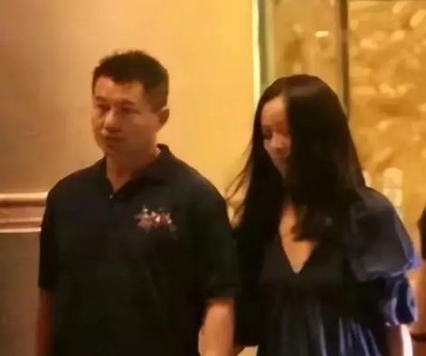 那英老公再传出轨！那英老公又被狗仔拍了在酒吧和异性动作亲密还结伴一起回