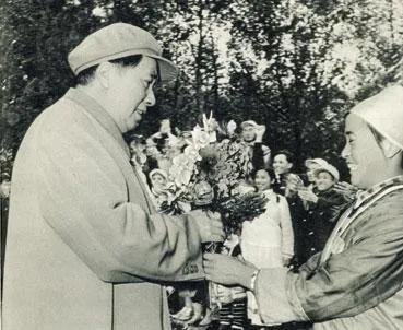 原来，彝族的彝是毛主席改的。1950年，毛主席接见彝族的代表时说，我们将你们的夷