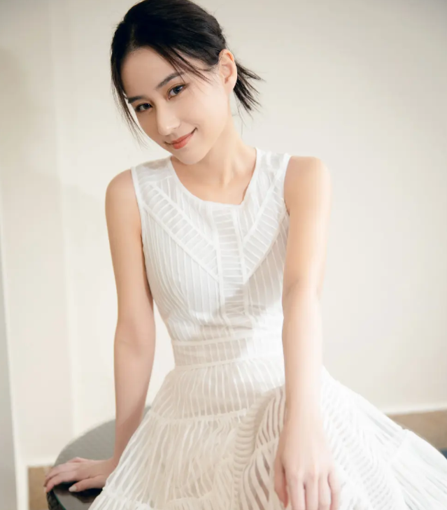 主持人问何超莲:“爸爸是“赌王”对于你来说，意味着什么？”何超莲说:“我发现我