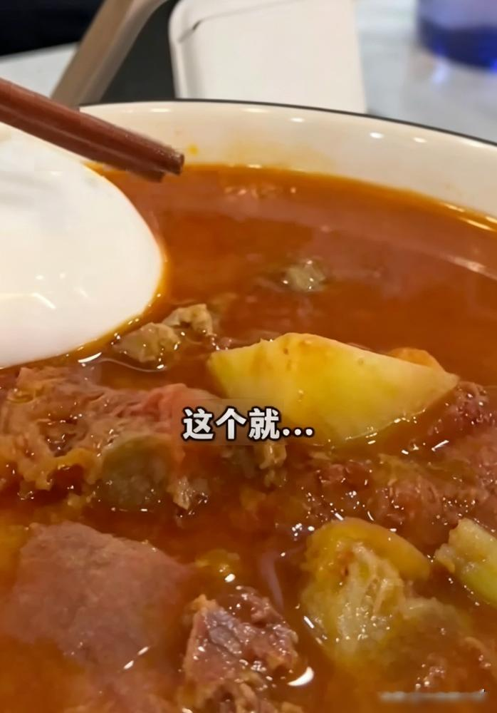李乃文这顿饭，吃得人心里咯噔一下。助理镜头里，他面前摆着碗西红柿牛肉汤，嘴里却说在吃素减肥。菜色看着