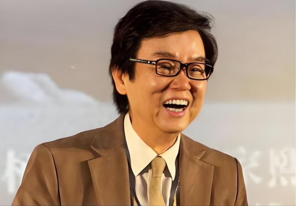 80岁香港老戏骨黄百鸣中秋前低调出狱，在狱中表现良好获扣减三分之一刑期，这到底是