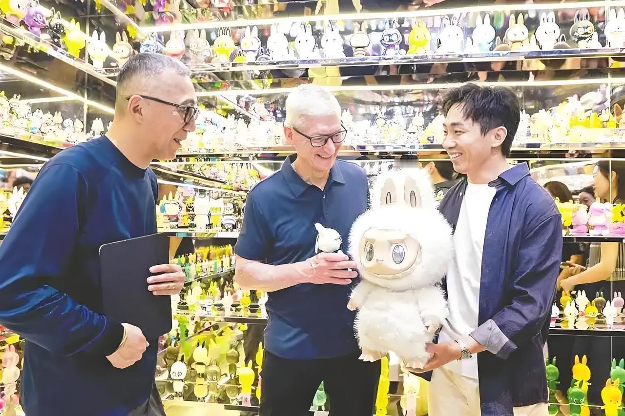 【泡泡玛特大跌】泡泡玛特，正在挤出泡泡。媒体报道，6日晚，泡泡玛特直播中，工