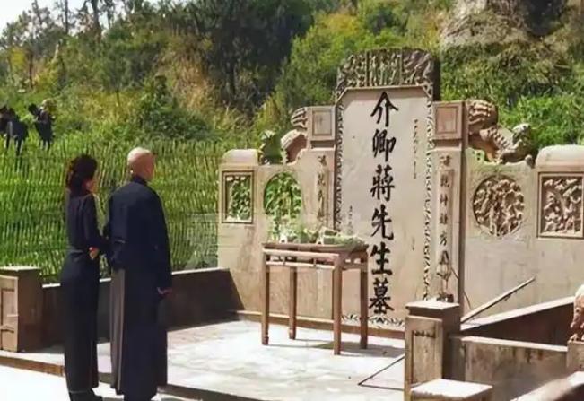 1975年至今，两蒋灵柩在慈湖离地三寸，一浮就是51年，所有人都在等蒋万安的一句