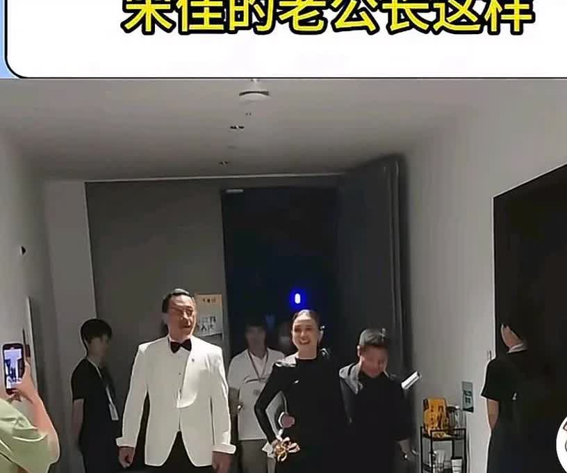 刚刚获得白玉兰奖最佳女主角的宋佳，大大方方的和她老公出现在了大众面前。虽然两