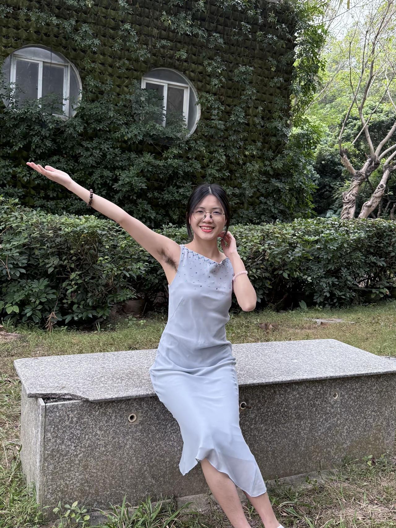 绿意盎然中，轻纱裙摆随风舞，笑靥如花，自然之美。