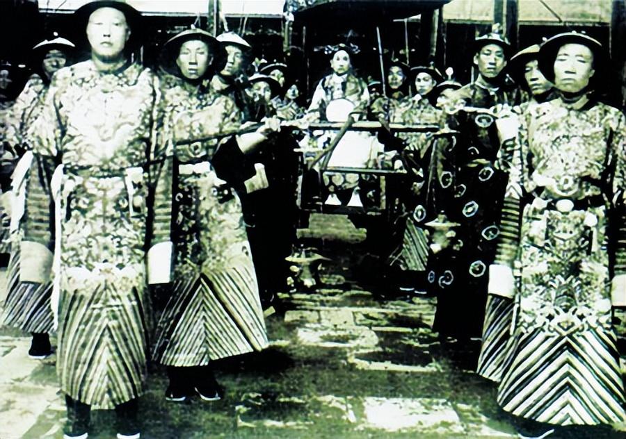 1868年，大太监安德海迎娶19岁京城名旦马赛花，百官庆贺，慈禧还赏赐白银100