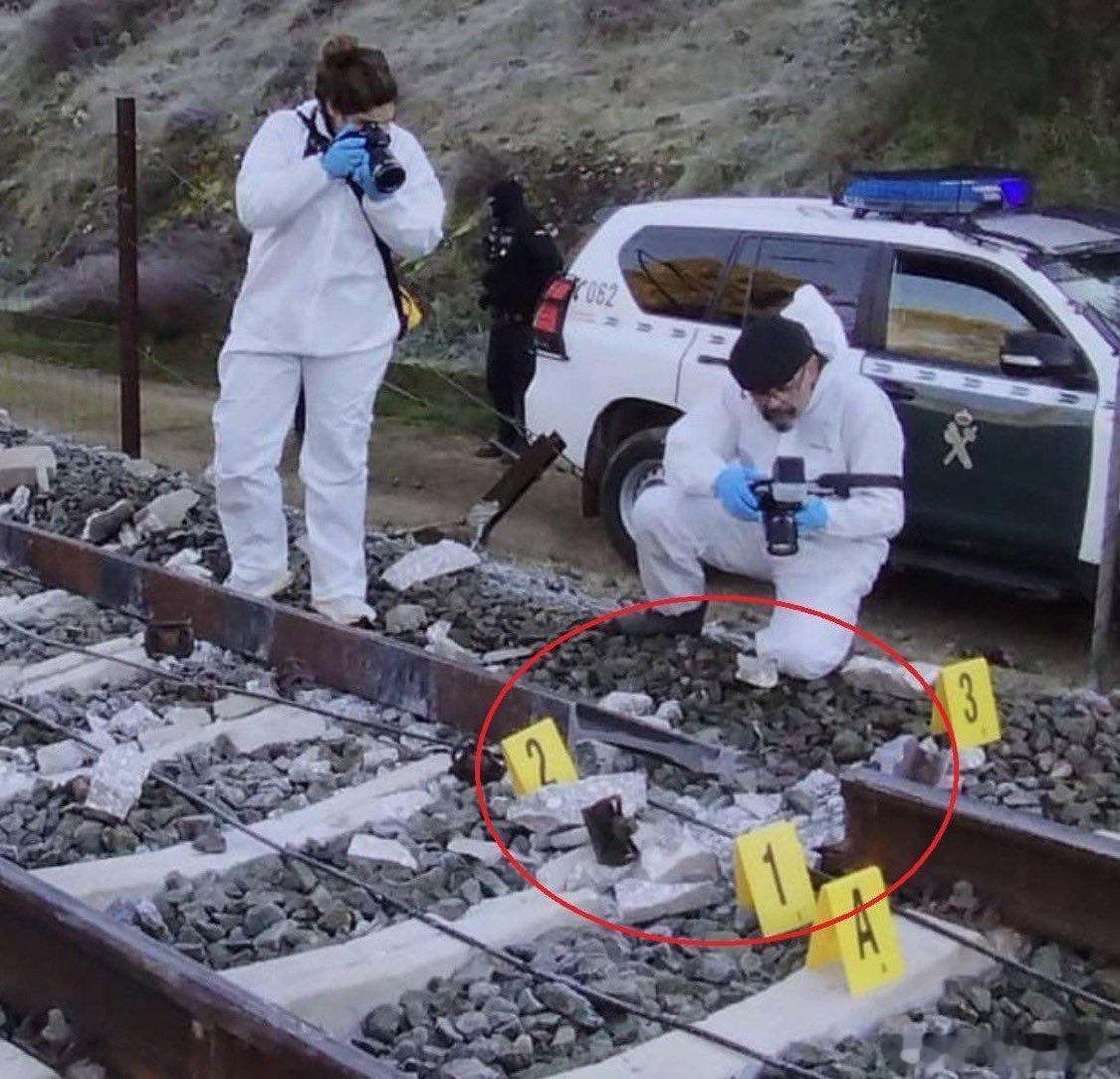 西班牙高铁事故死亡人数升至39人西班牙造成39人遇难的列车脱轨事故，其现场损坏