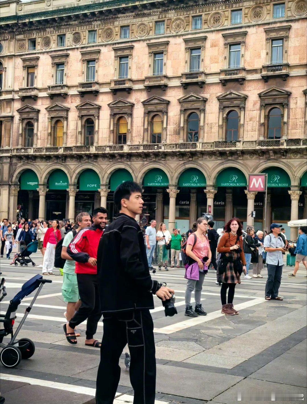 李现米兰街头随机刷新的带相机的npc李现​​​