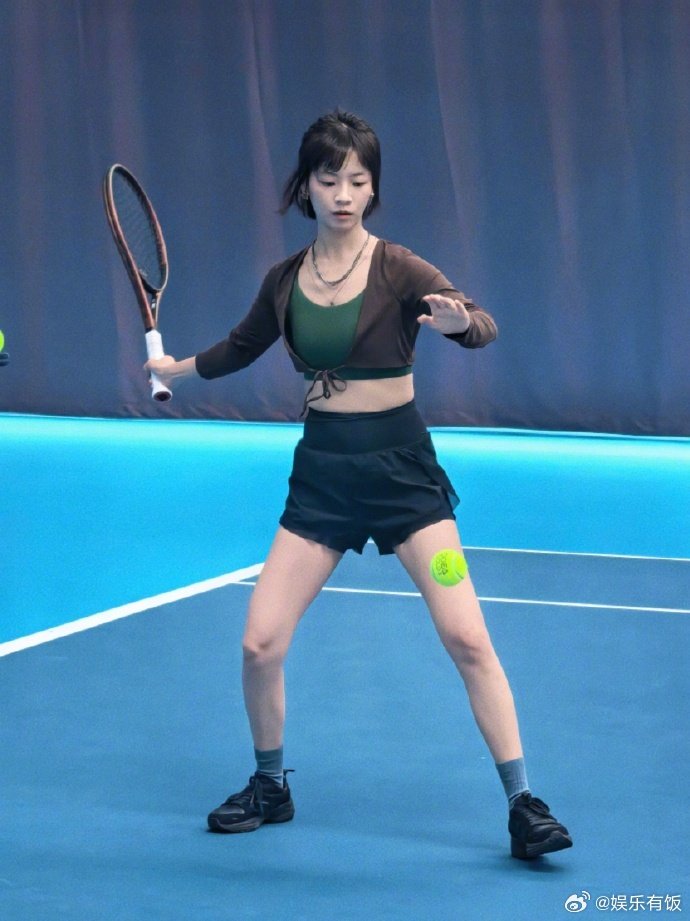 李庚希也加入内娱网球队了李庚希网球场景随拍太会了！不仅身材好到让人移不开眼，影