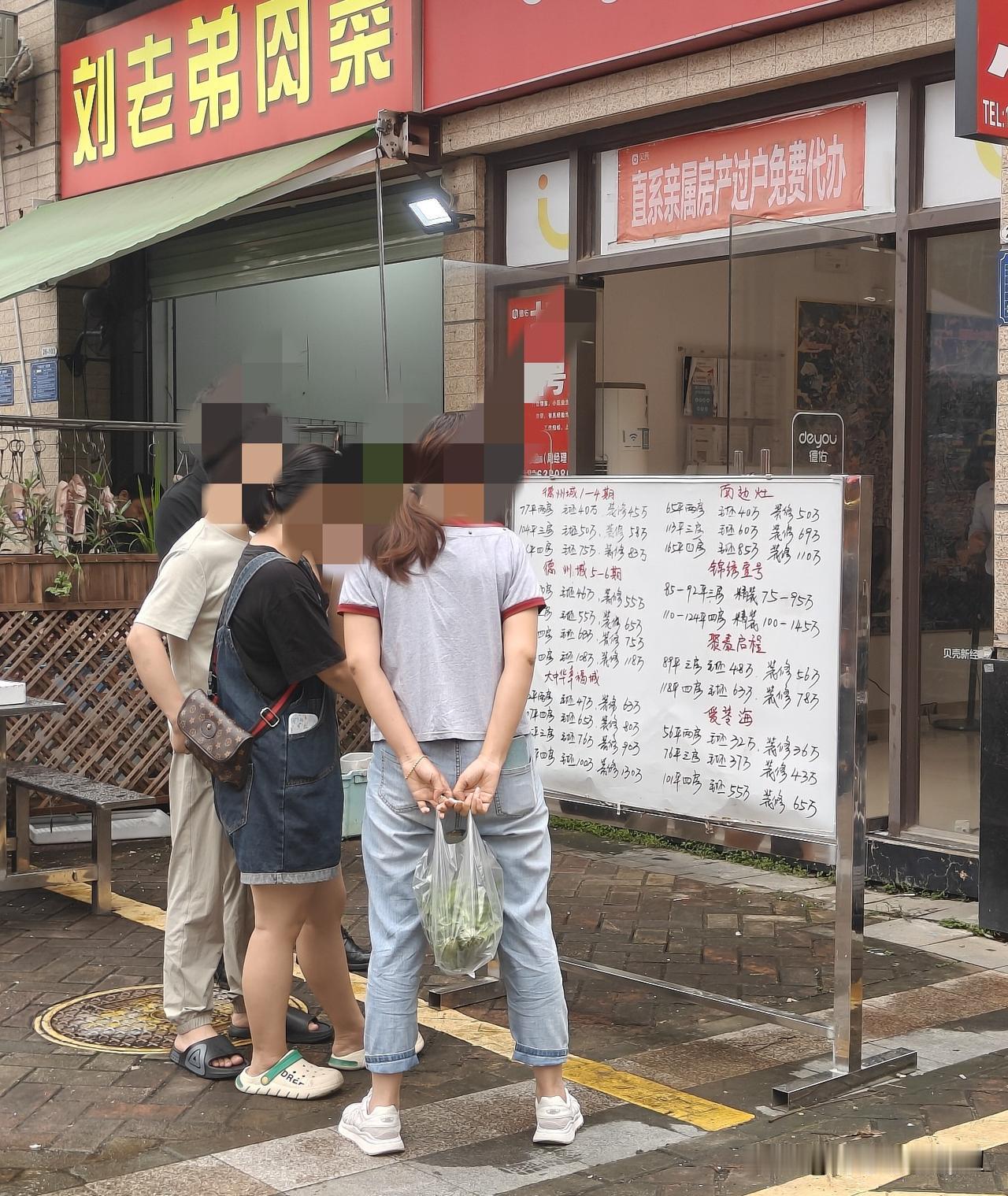 现在大亚湾的房价真便宜。坪山的一朋友，她今天带着家人一起过来看大亚湾的房子，之