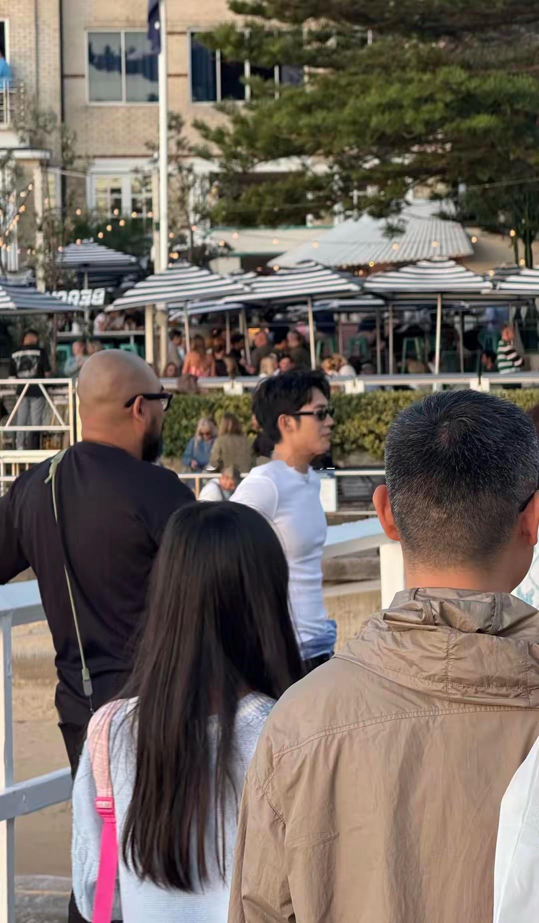 网友悉尼偶遇于适，穿白色紧身衣肌肉明显又帅又man超有魅力了​​​