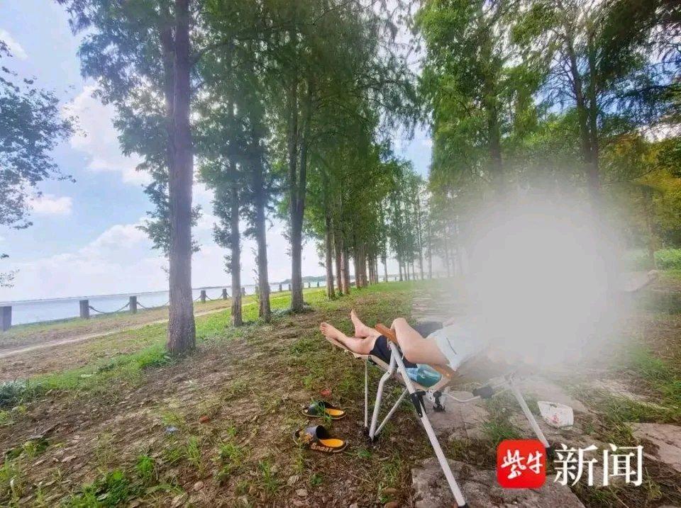 现在去户外草地坐会儿真的不能大意，之前看到昆山那对母子的遭遇，想想都后背发麻。