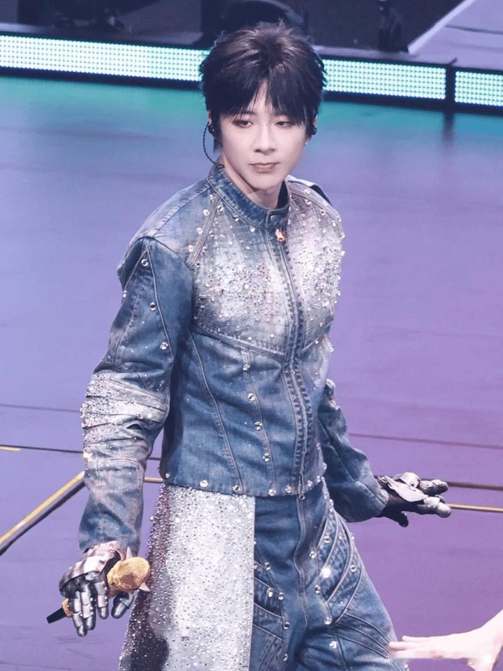 刘宇宁扭一下叫一下舞台上的刘宇宁魅力无限，他每扭动一下，台下观众的尖叫声便响彻