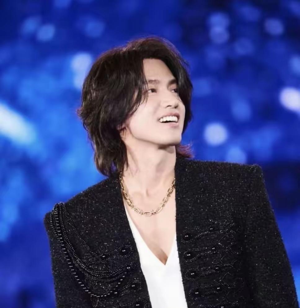 49岁的言承旭在上海演唱会上，从口袋里掏出那条银色流星项链时，全场的呼吸都停了。