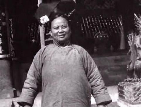 慈禧的贴身宫女回忆：入宫后，整晚都要侧着身子、夹紧双腿睡觉，期间不能改变姿势，其