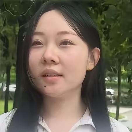 8月11日中午，深圳龙岗龙城街道，下班回家途中的美女王女士，见到一位年轻的外卖小