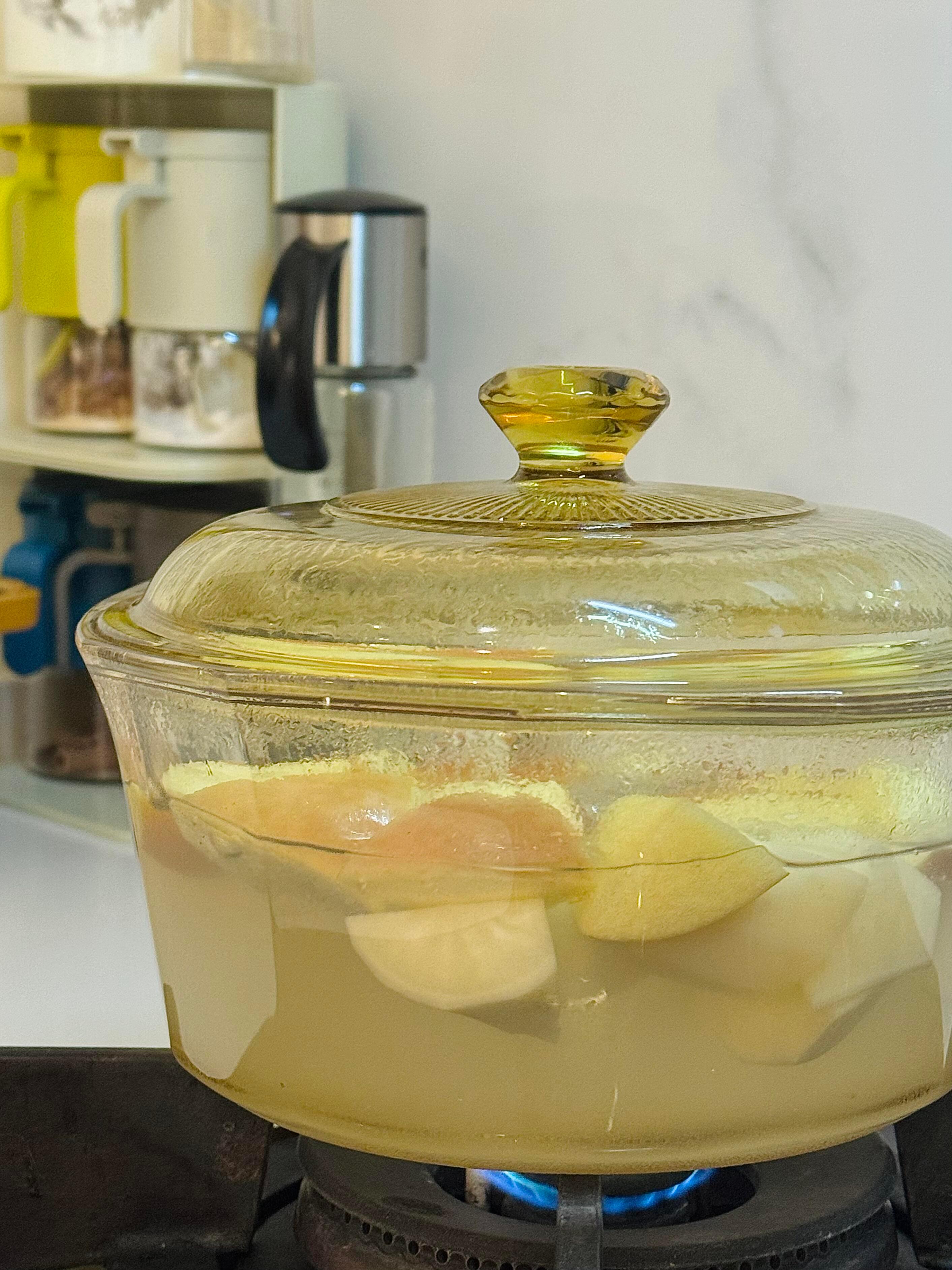 甲流期间多喝白萝卜苹果水白萝卜水有很多版本，有些要加红枣，生姜，等等等等，实际上