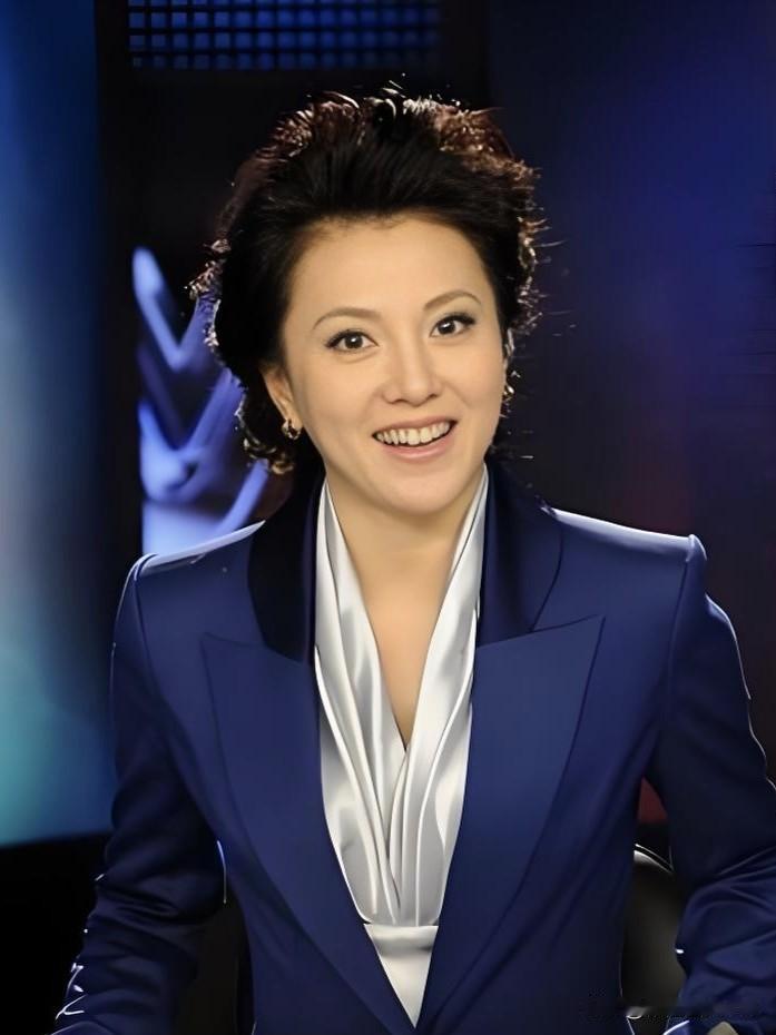 王端端，央视中文国际频道主持人，端庄大气，亲和自然。镜头前从容自信，以专业素养传