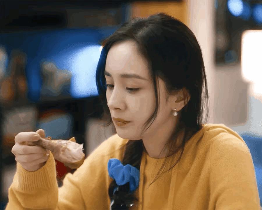 看过她吃苹果的视频，可能是工作人员排的，苹果都咬不动，还有红烧肉也咬不动，嘴里咬