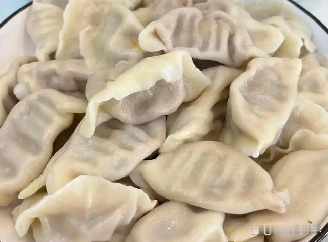 一碗饺子让我认清了我在娘家的位置。前一天中午我妈包饺子，因为二姐家闺女不吃姜，