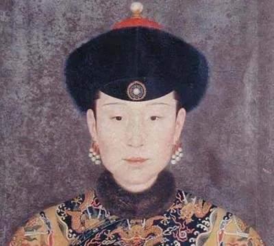 1705年，终年不洗澡、不吃药的93岁宫女苏麻喇姑逝世，51岁的康熙为了再见她一