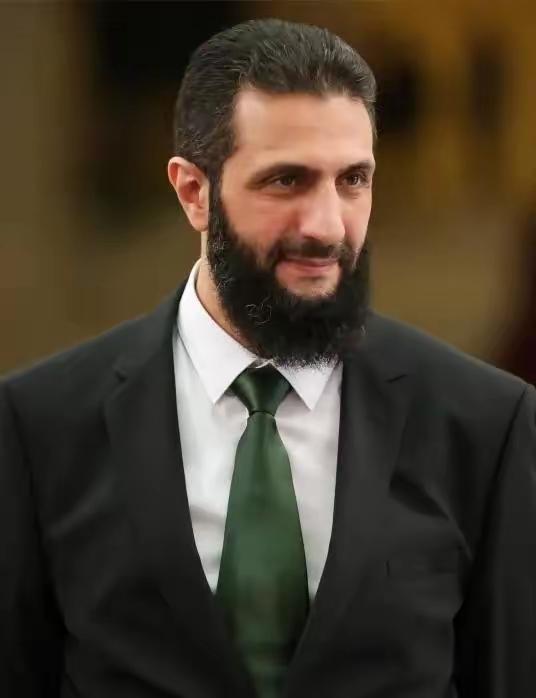 朱拉尼领导下的叙利亚几乎已经彻底倒向了美国。可怜俄罗斯、伊朗苦心经营了20年。美