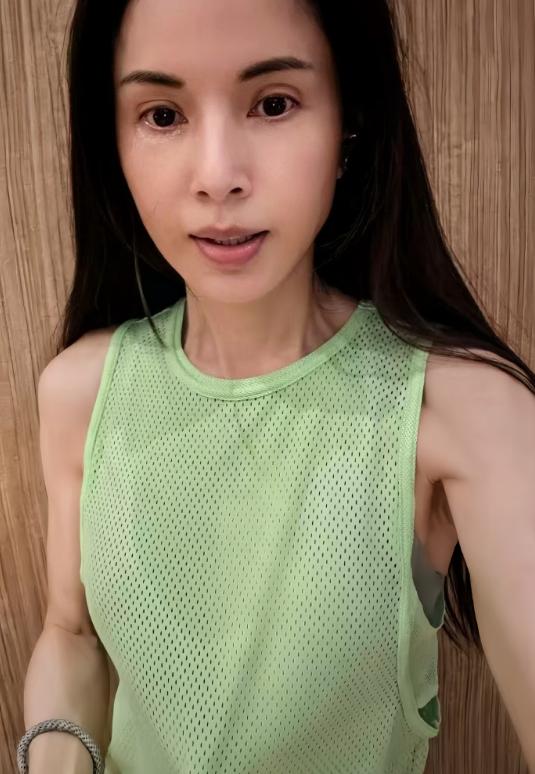晒出的照片里，李若彤大大方方全素颜出镜，脸上皮肤紧致，完全看不出是六旬老人。不仅