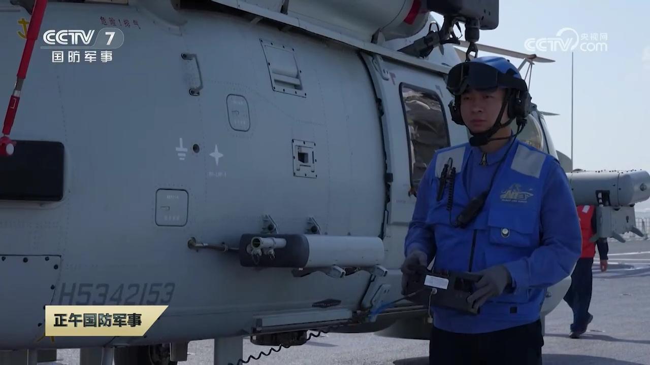 075型安徽舰上的直升机们，直-20J终于开始大批量上舰，只是主要集中在大型舰艇