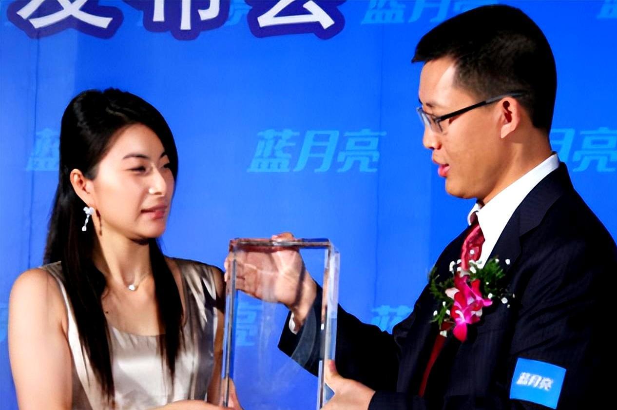 2008年，张磊一句话把罗秋平点醒：别盯着眼前那点小钱，先把“洗衣液=蓝月亮”钉