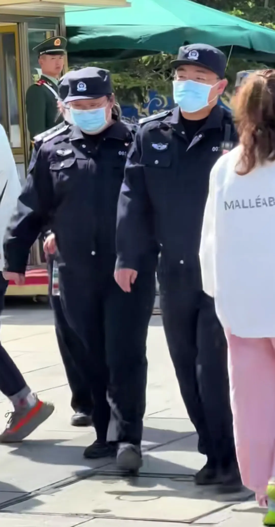 左边女警估计是户政科的。