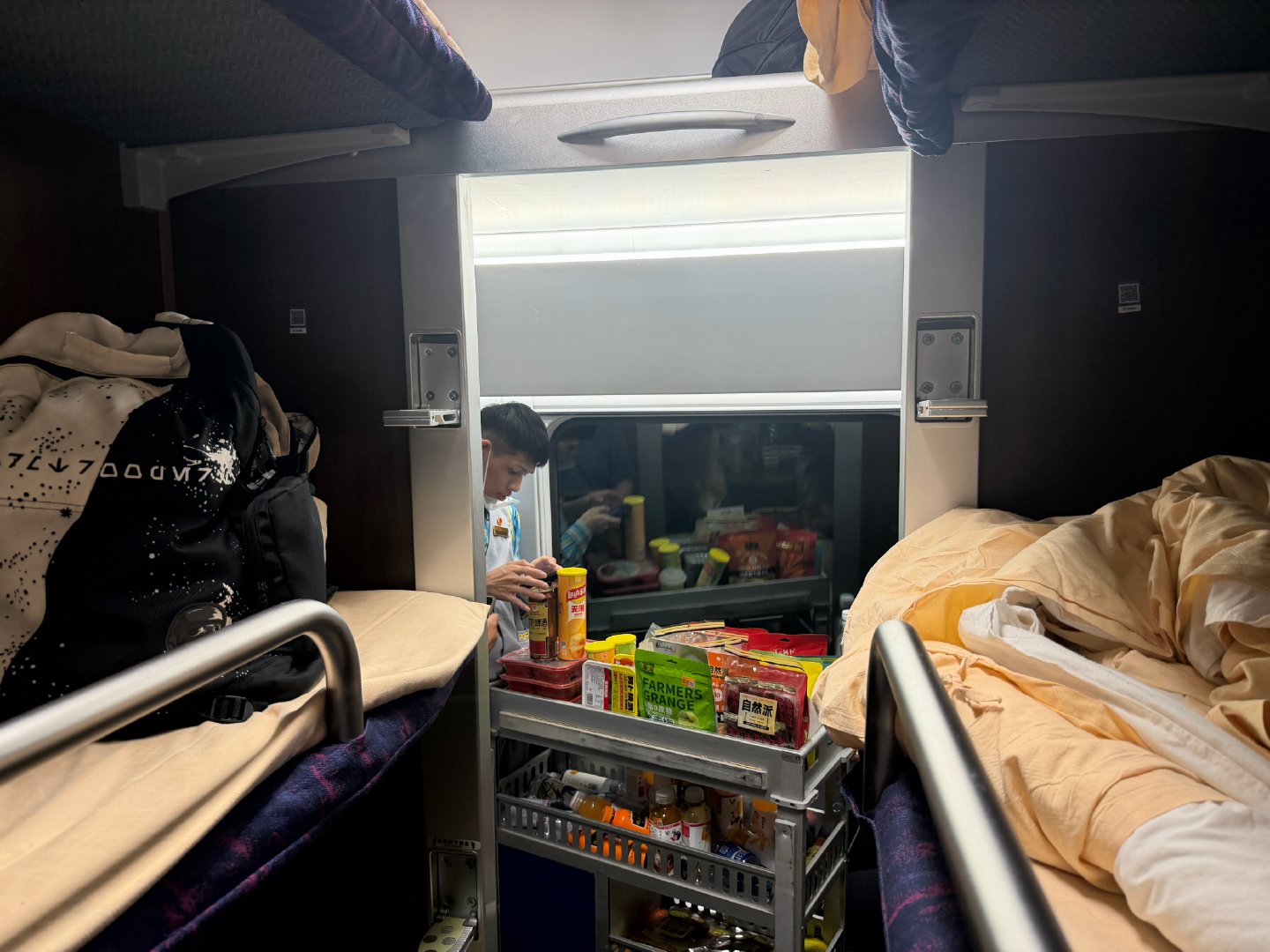 今年第一次坐动车，到深圳去提一台车。深圳​​​