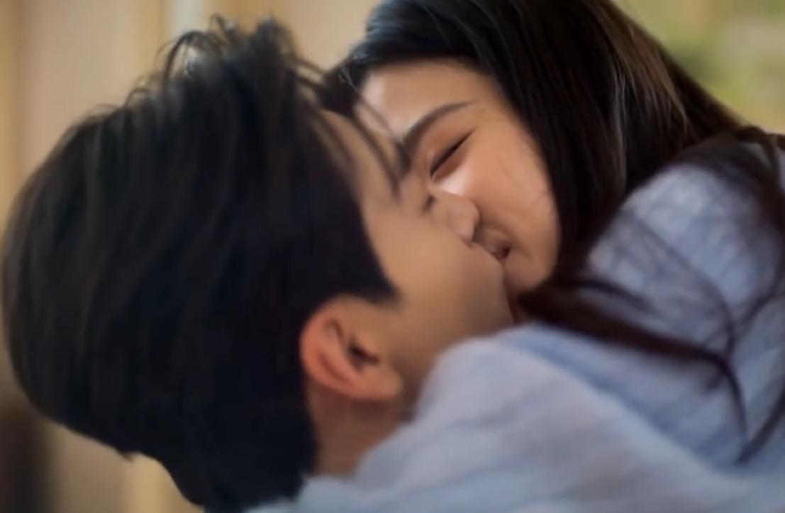 《沙发上的秘密：当“闺蜜”抢走你的男人，沉默比撕破脸更致命》