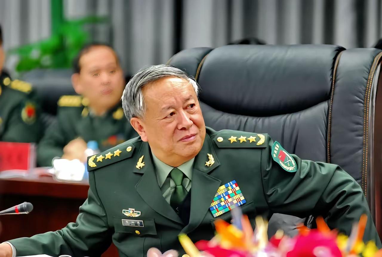 一脸威严的总参谋长。