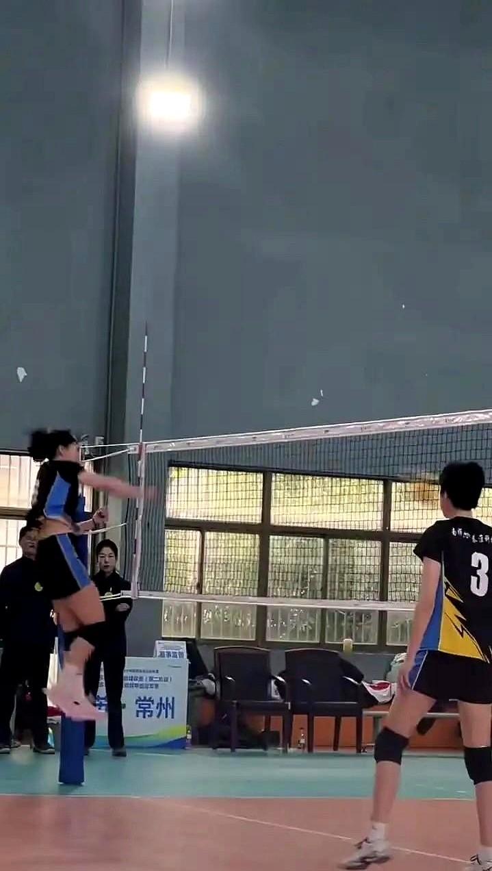 张籽萱打接应，陈晓辉打二传这场江苏女排青年甲级联赛里，两人调整了场上位置，张