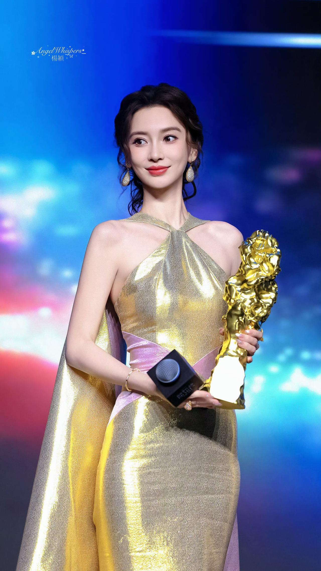 时隔两年Angelababy再战红毯！今天Angelababy上热搜了。因为