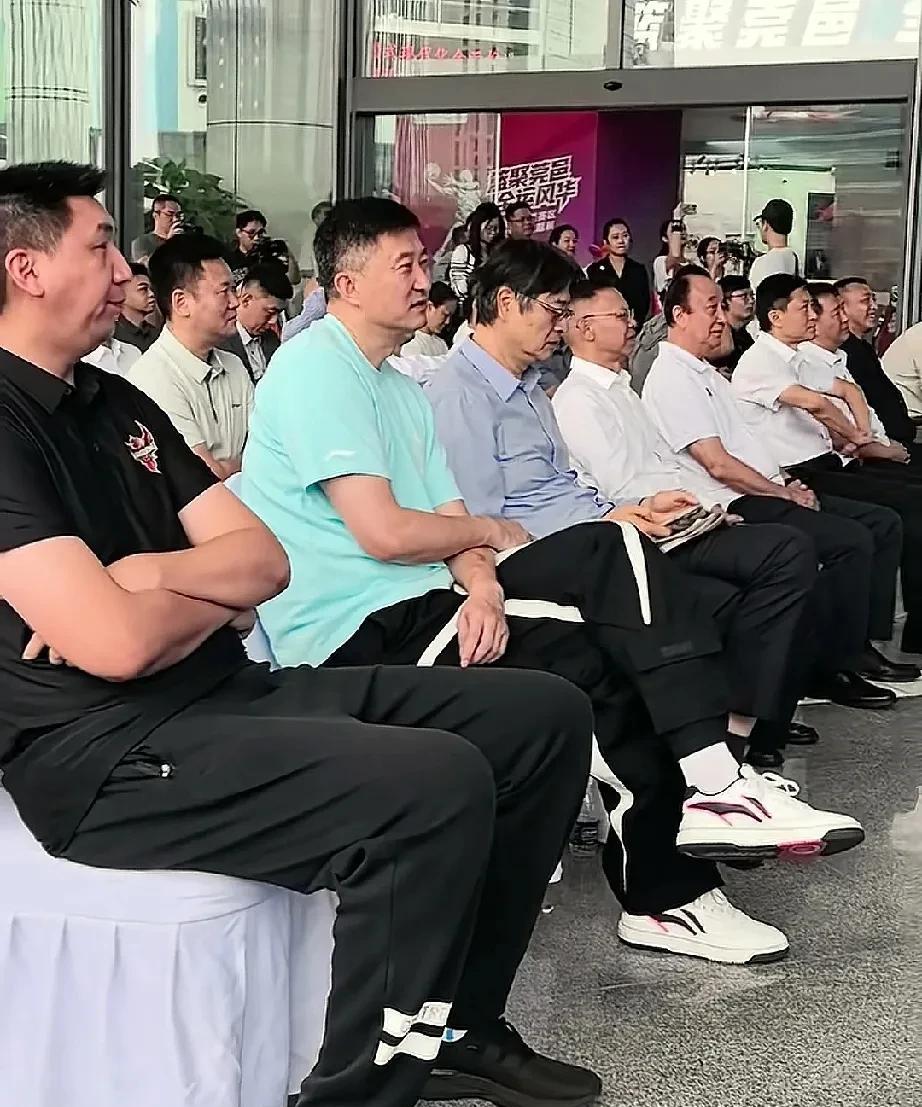 杜峰指导满眼的期望，期待崔永熙新赛季！近日，广东男篮主教练和球员崔永熙参加活动