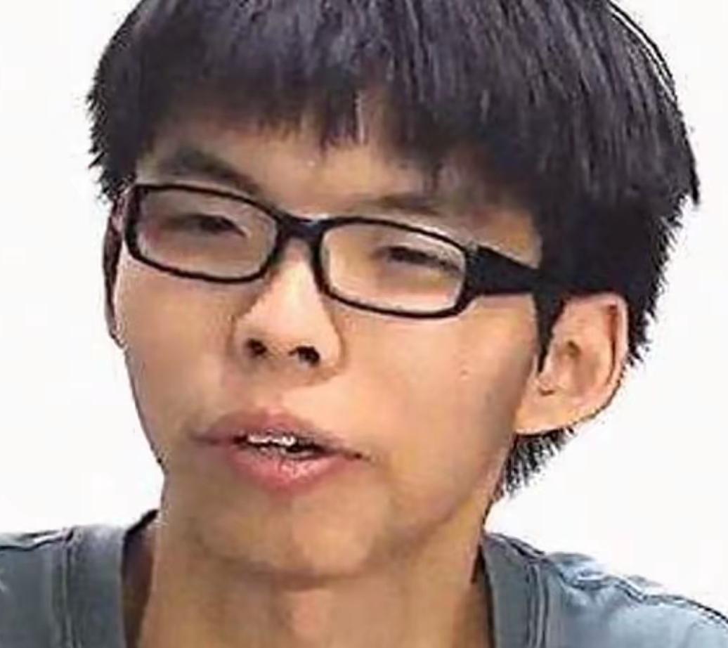 照片中这个长得像老鼠的人就是曾经十分猖狂、上蹿下跳的“乱港”顽固分子黄之锋。