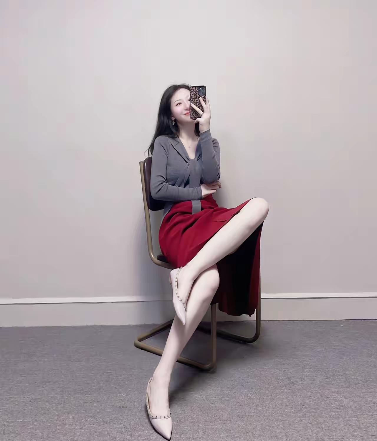 优雅气质穿搭，灰色毛衣+红色长裙，搭配白色高跟鞋，轻松拍出时尚大片！📸✨