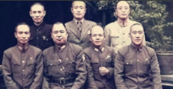1975年4月，蒋介石病死，在香港的关麟征非常悲痛，带着妻子去吊唁。一下飞机，黄
