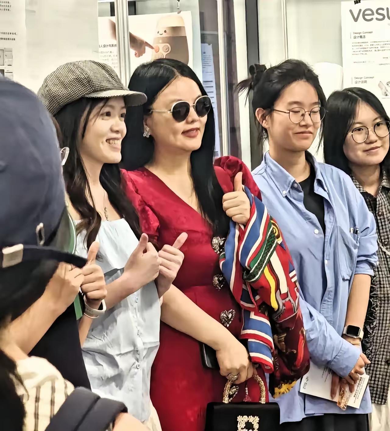 李湘暴瘦50斤，瘦得让人认不出。自从之前突然被全平台禁封后，她沉寂了好长一