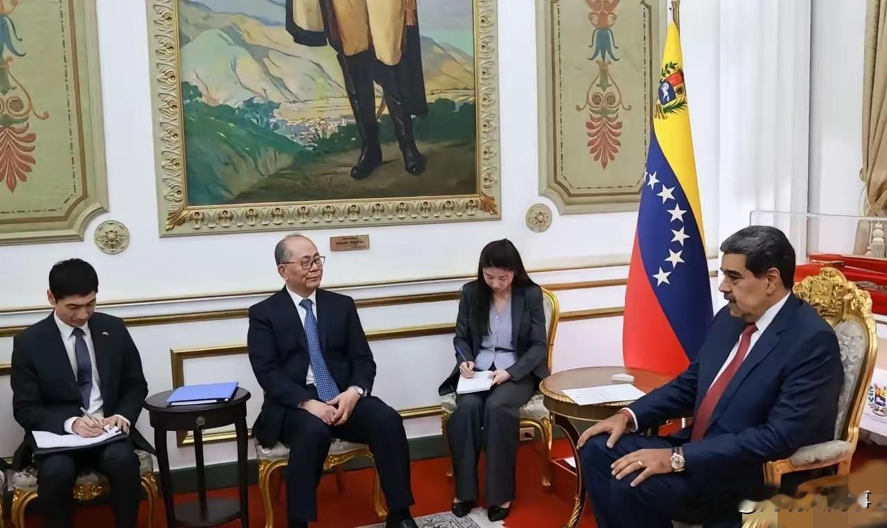 从照片上看，老马双手搭膝，面部表情僵化，似乎有些局促不安。也许是感应吧，大约10